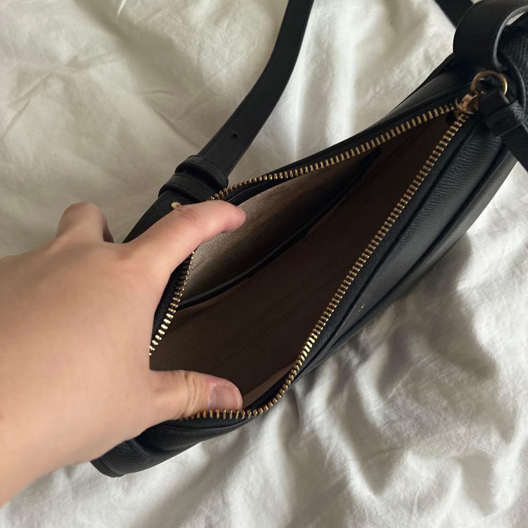 ポレーヌ　ブラックレザー ハーフムーン型ショルダーバッグ