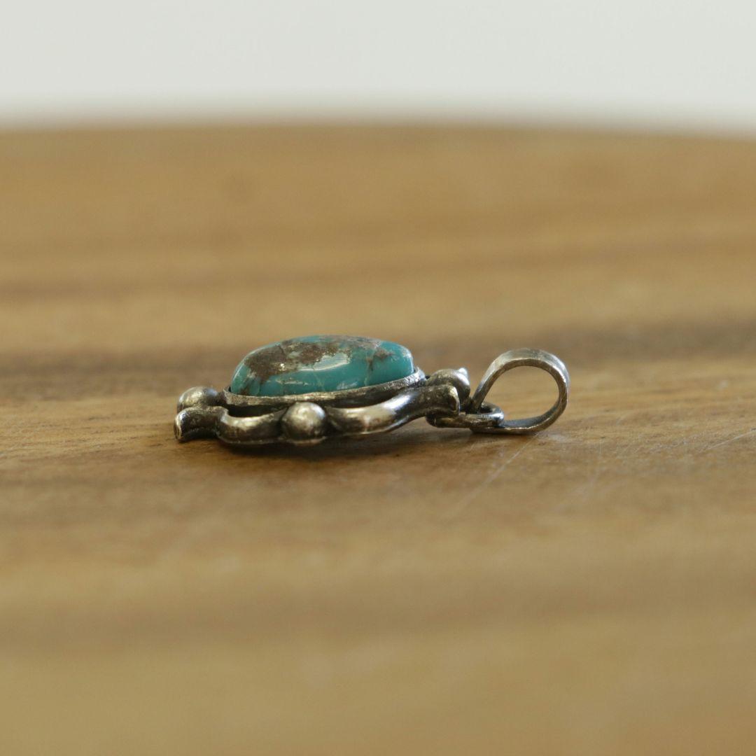 アリゾナ産ターコイズペンダント ハンドメイド インディアンジュエリー風