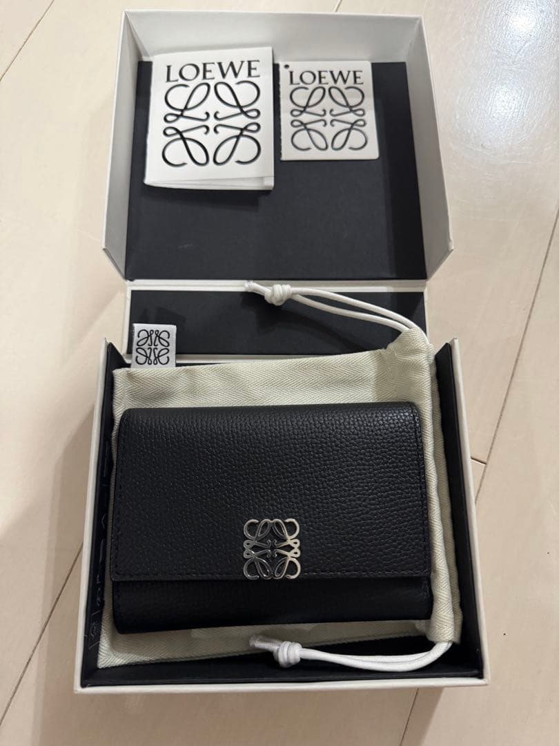 LOEWE アナグラム バーティカル ウォレット スモール ペブルグレインカーフ