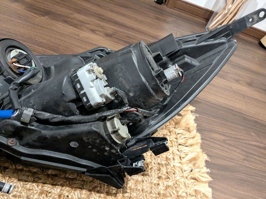 【送料込!!】スバル レガシィアウトバック（BS9）右ヘッドライトユニット