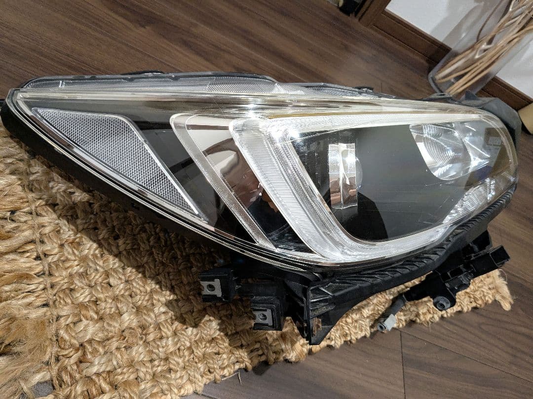 【送料込!!】スバル レガシィアウトバック（BS9）右ヘッドライトユニット