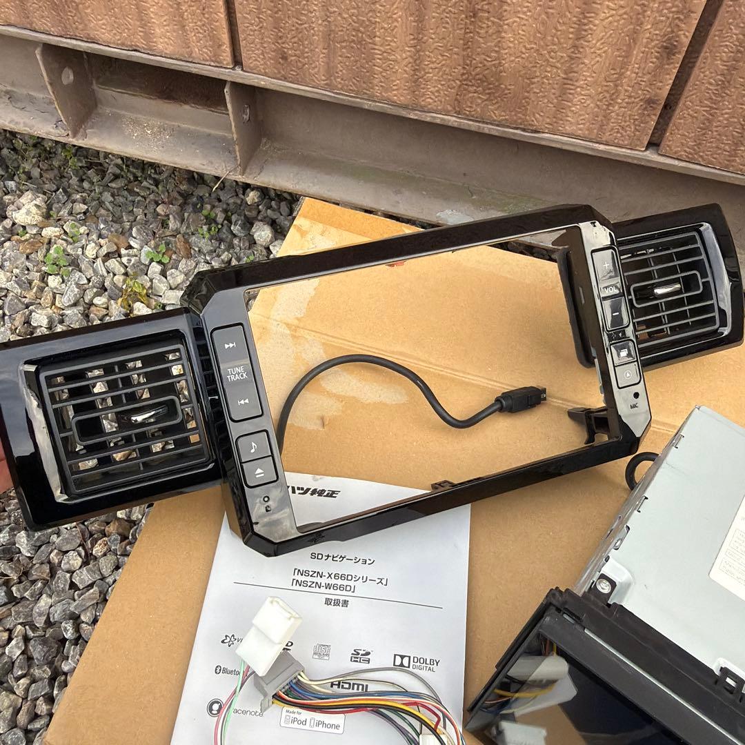 ダイハツ８インチナビ NSZN-X66D パナソニック ウェイク専用パネル付き