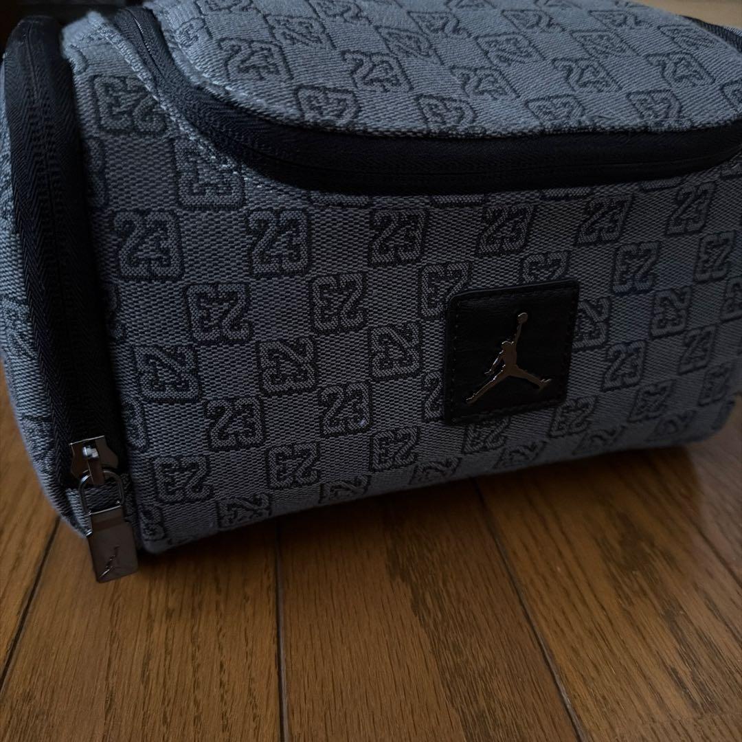 JORDAN ロゴ入りグレー中型バッグ