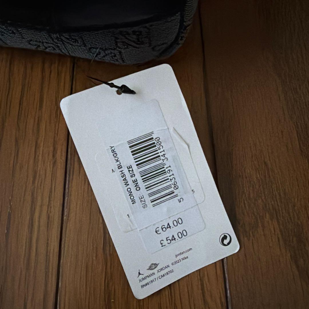 JORDAN ロゴ入りグレー中型バッグ