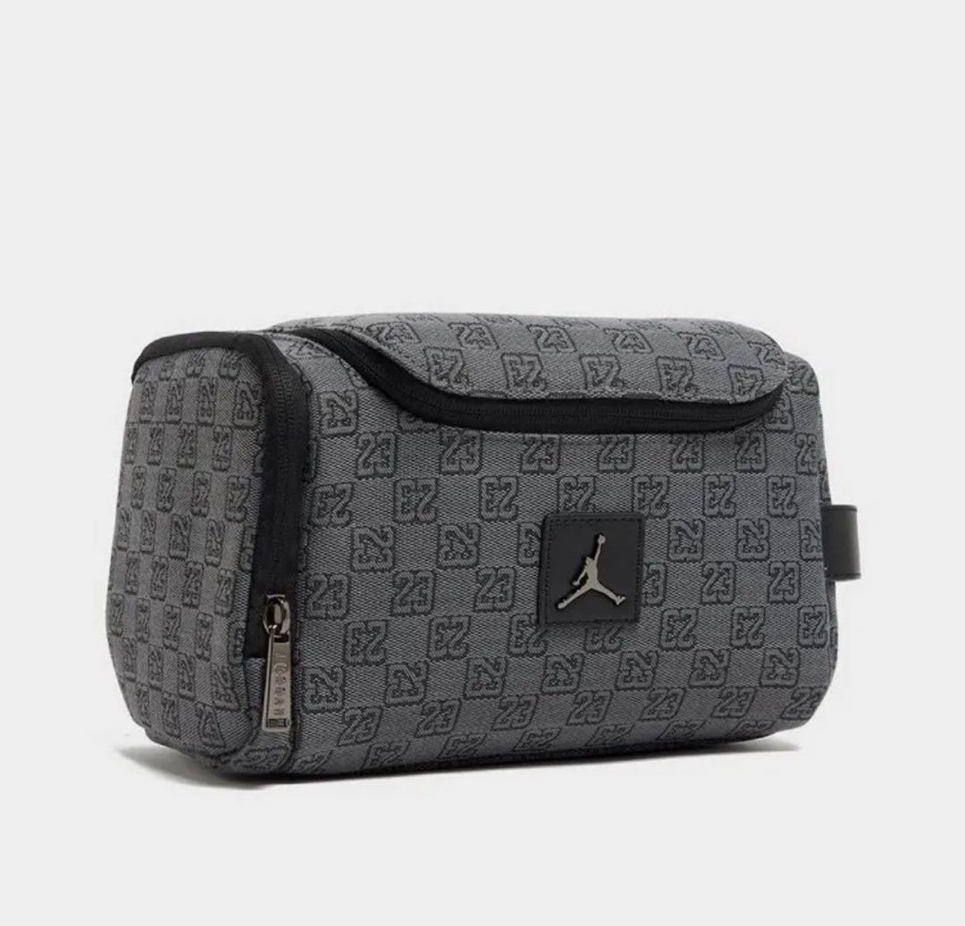 JORDAN ロゴ入りグレー中型バッグ