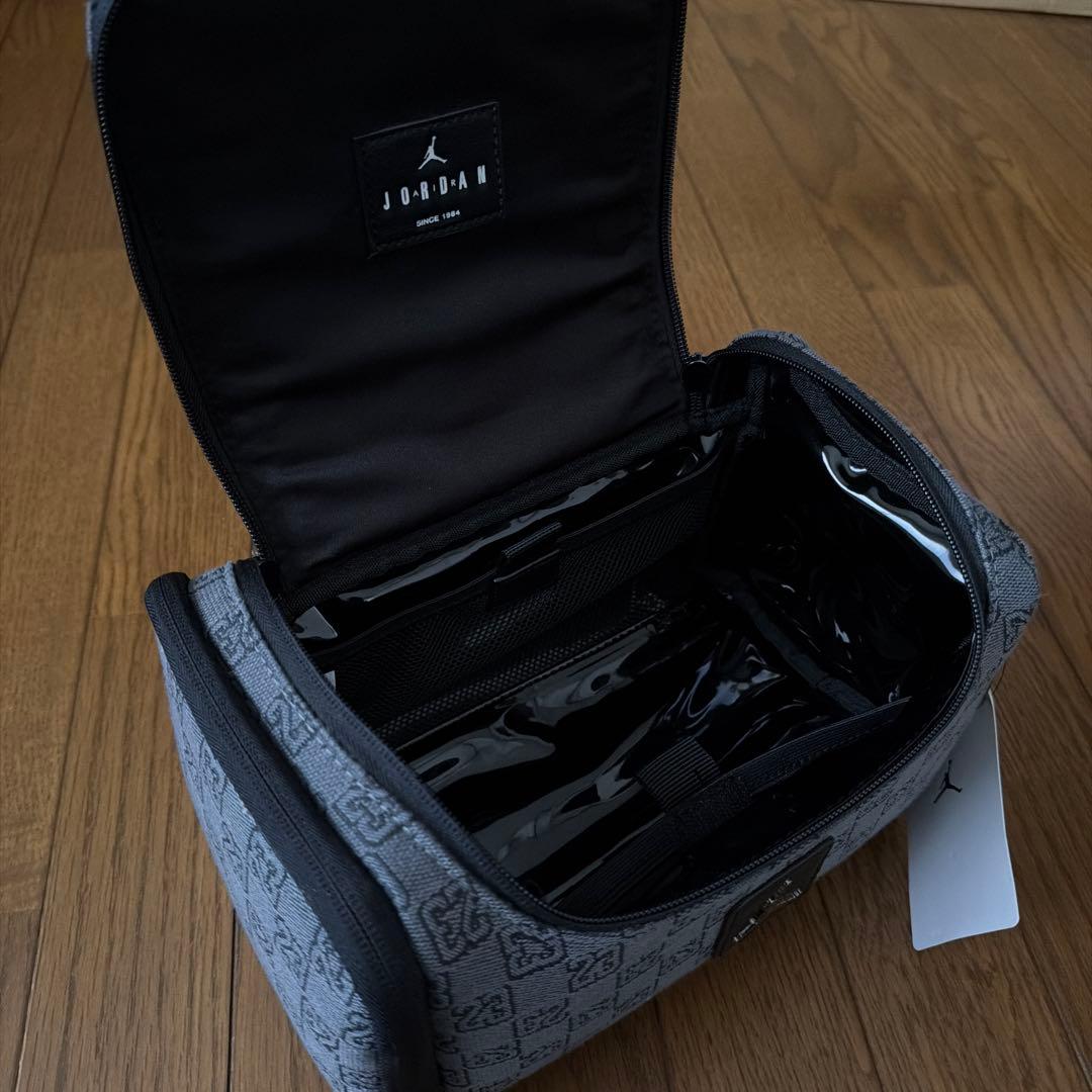 JORDAN ロゴ入りグレー中型バッグ