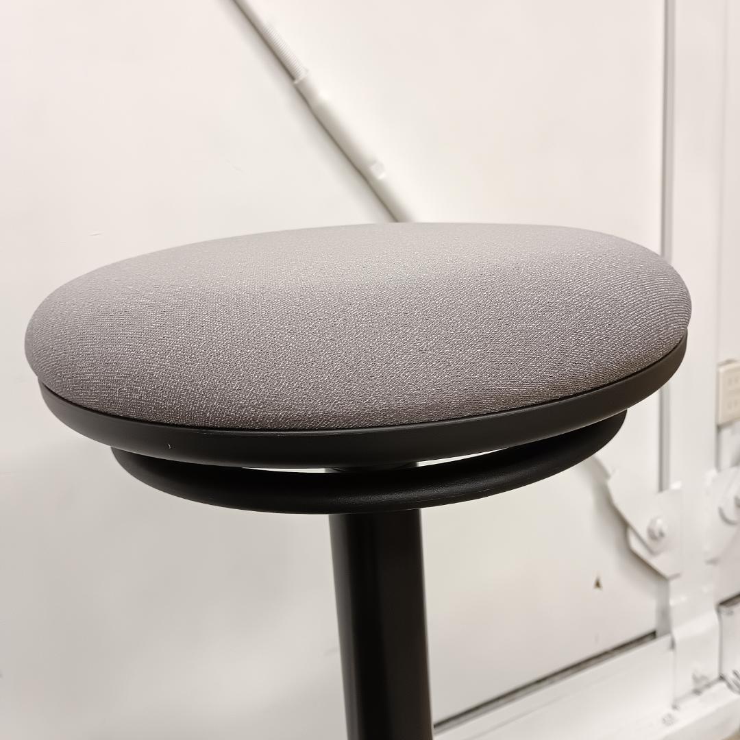 オカムラ　ピルエット　昇降　回転　スツール　スイング脚　グレー　ブラック脚
