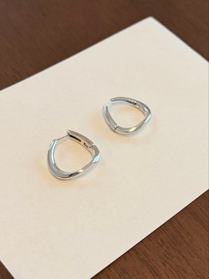 【美品】ete ハグピアス　シルバー