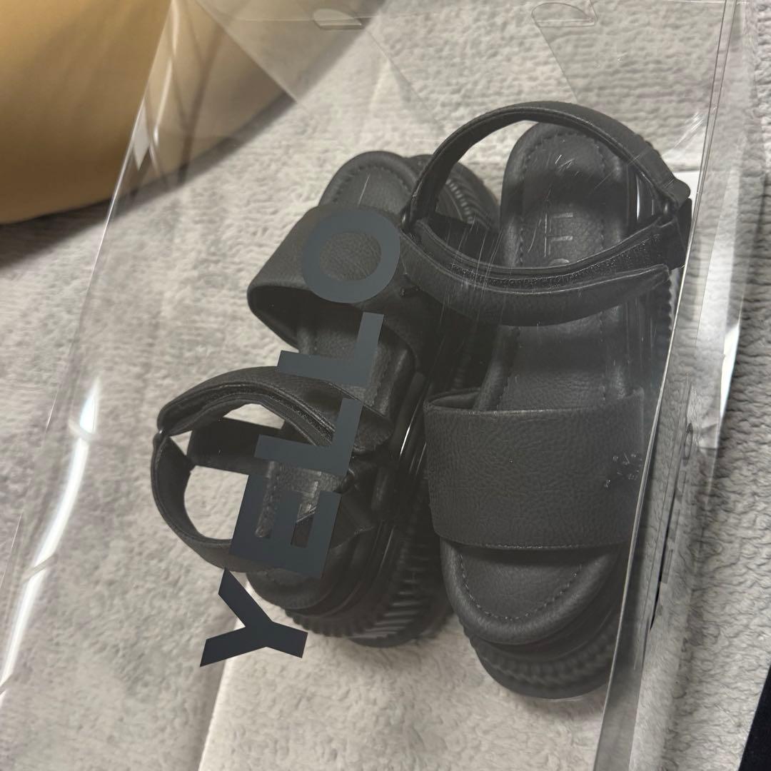 YELLO INK PLATFORM SANDALS ブラック