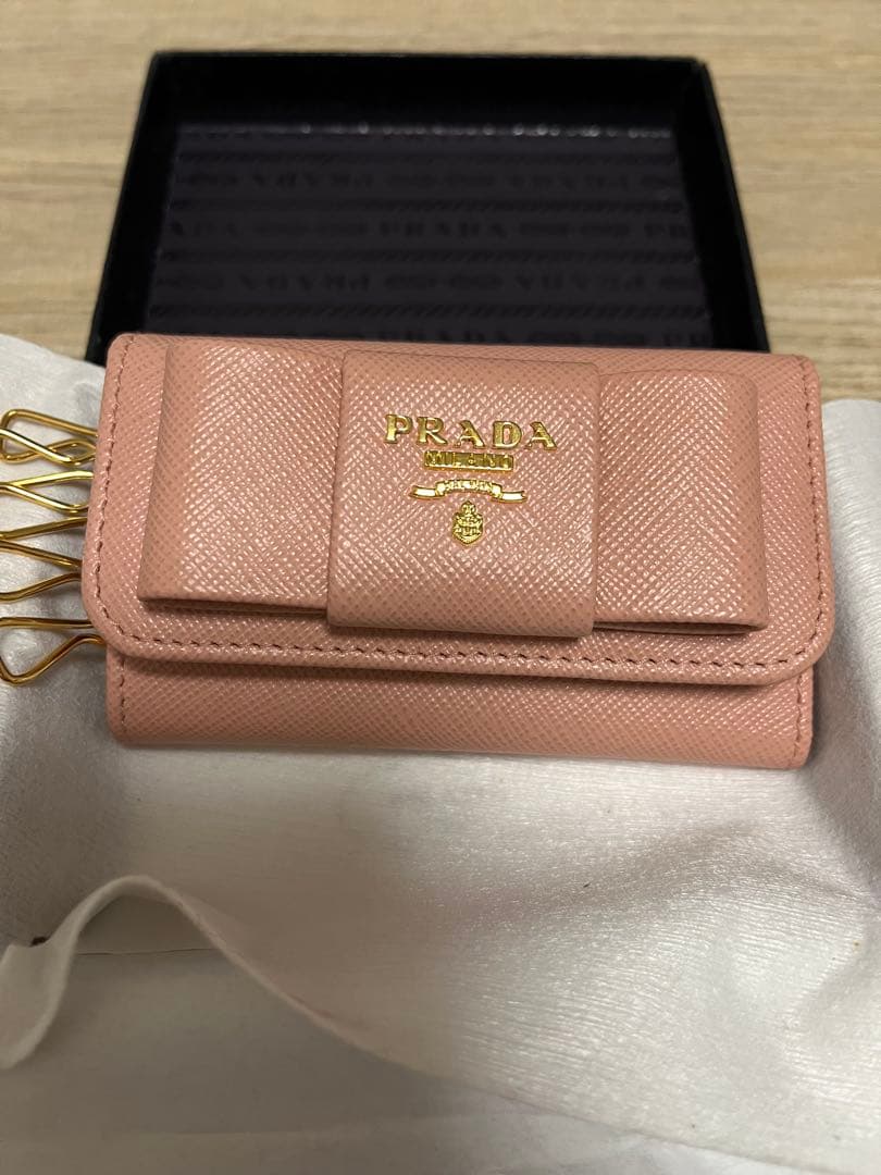 PRADA ピンク キーケース フラップ付き