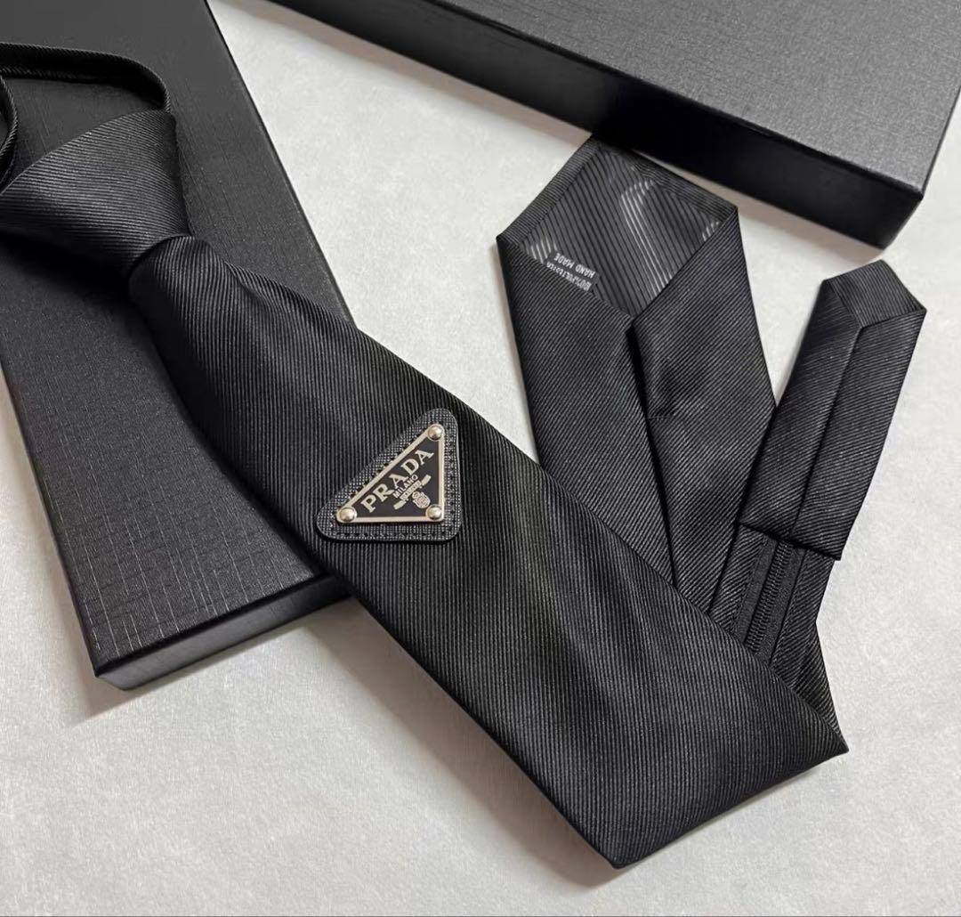 PRADA 三角メタルロゴ ネクタイ ブラック