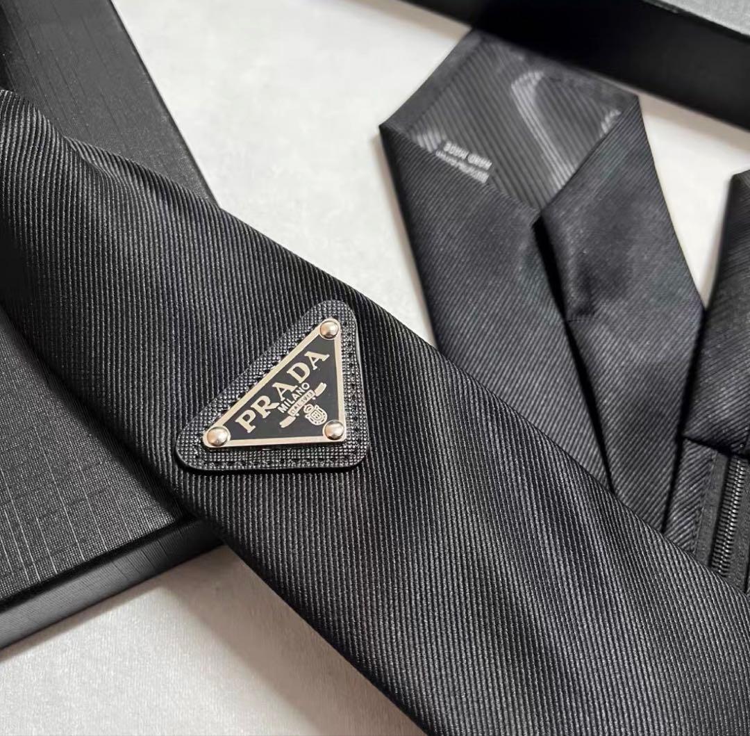 PRADA 三角メタルロゴ ネクタイ ブラック