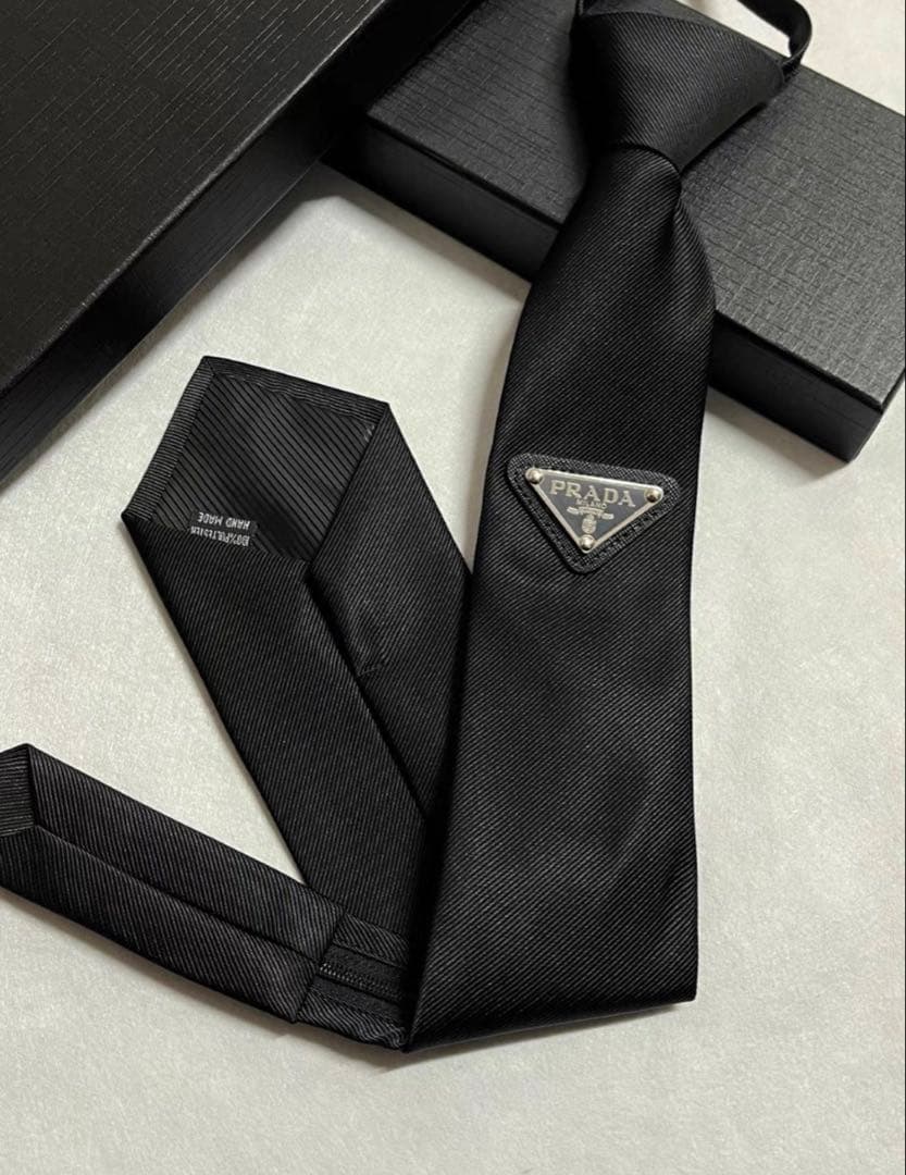 PRADA 三角メタルロゴ ネクタイ ブラック