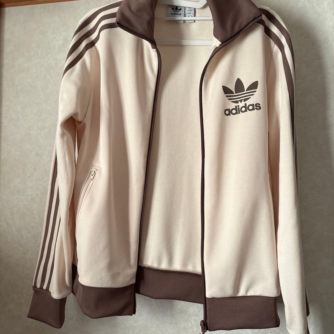 adidasトラックジャージ