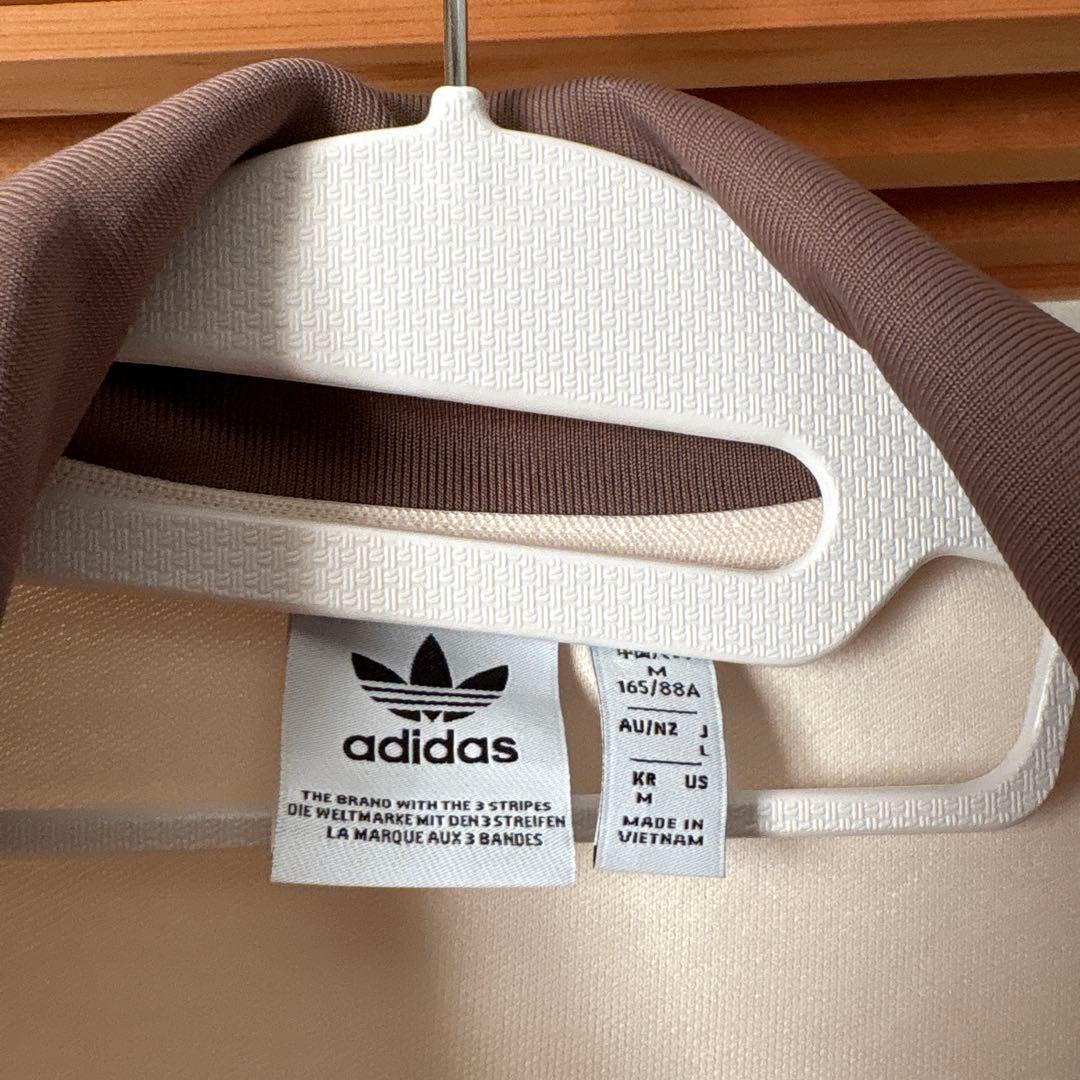 adidasトラックジャージ