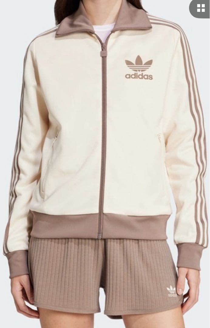 adidasトラックジャージ