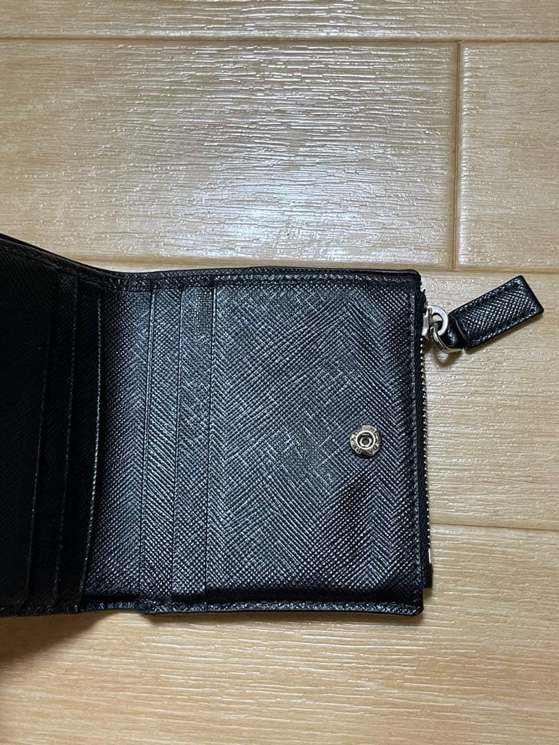 【最終値下げ】PRADA ブラック 二つ折り財布 サフィアーノレザー