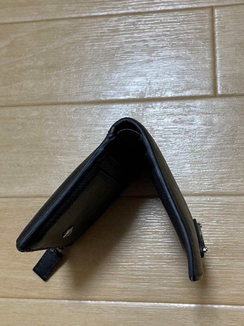 【最終値下げ】PRADA ブラック 二つ折り財布 サフィアーノレザー