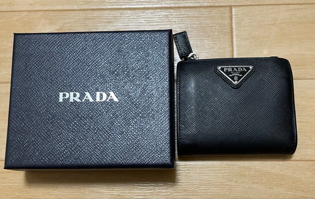 【最終値下げ】PRADA ブラック 二つ折り財布 サフィアーノレザー