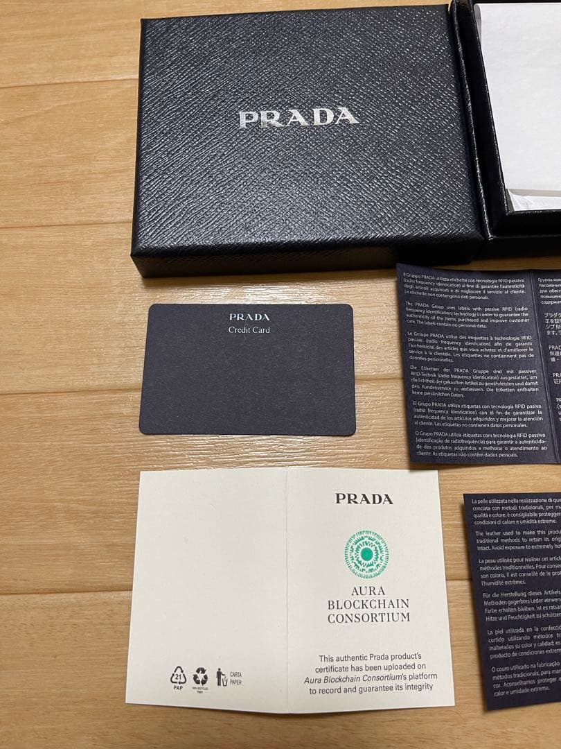 【最終値下げ】PRADA ブラック 二つ折り財布 サフィアーノレザー