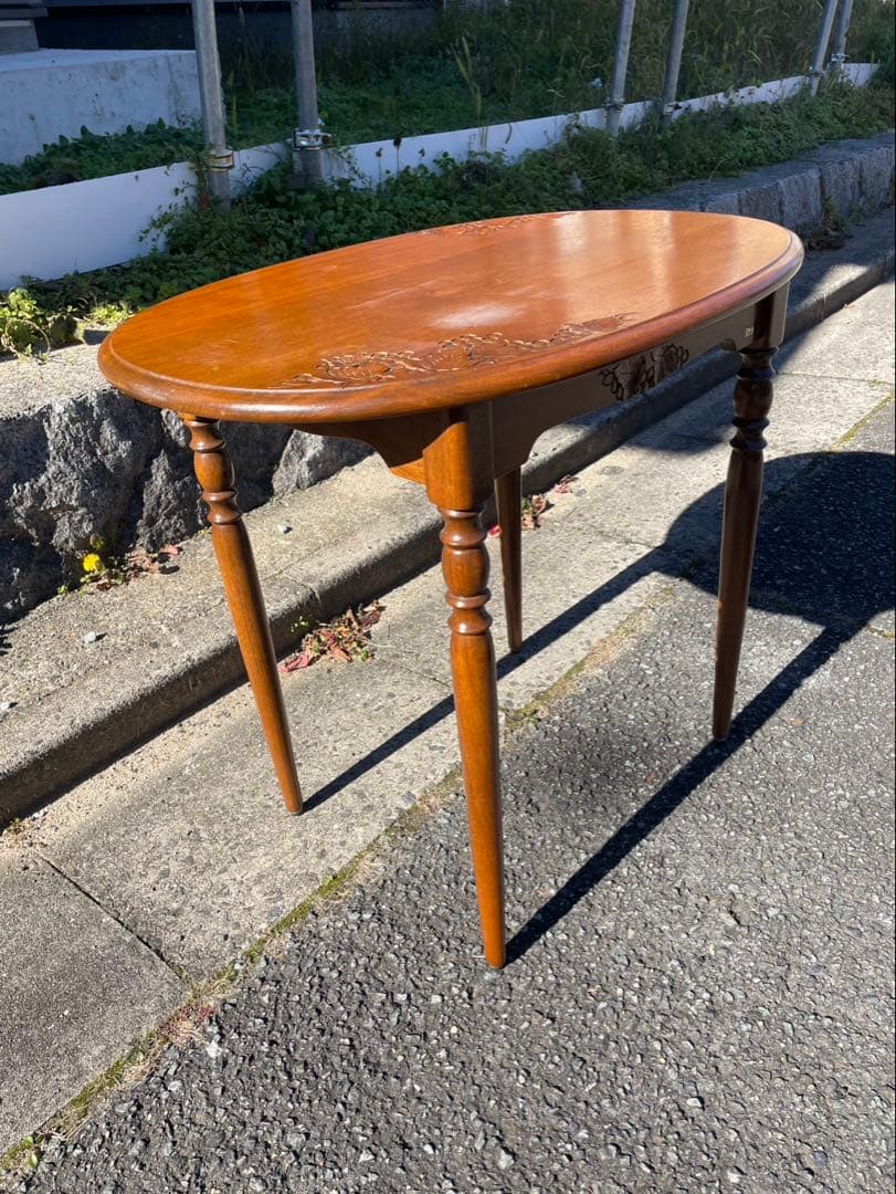 楕円形木製テーブル 彫刻入り　テーブル