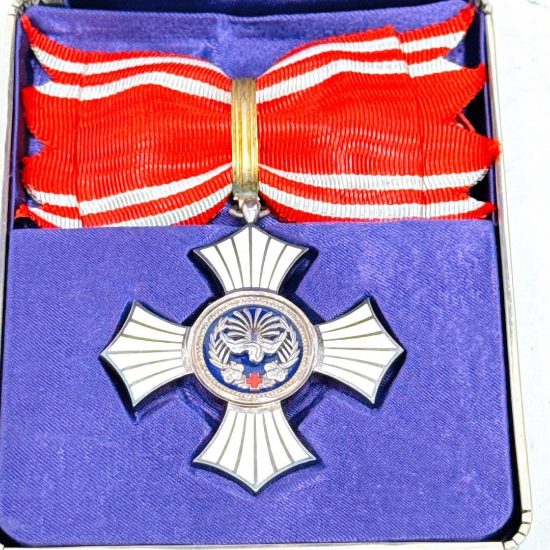 10SAM2 勲章 まとめ 大量 赤十字社 有功章 箱付き有り バッヂ 現状品