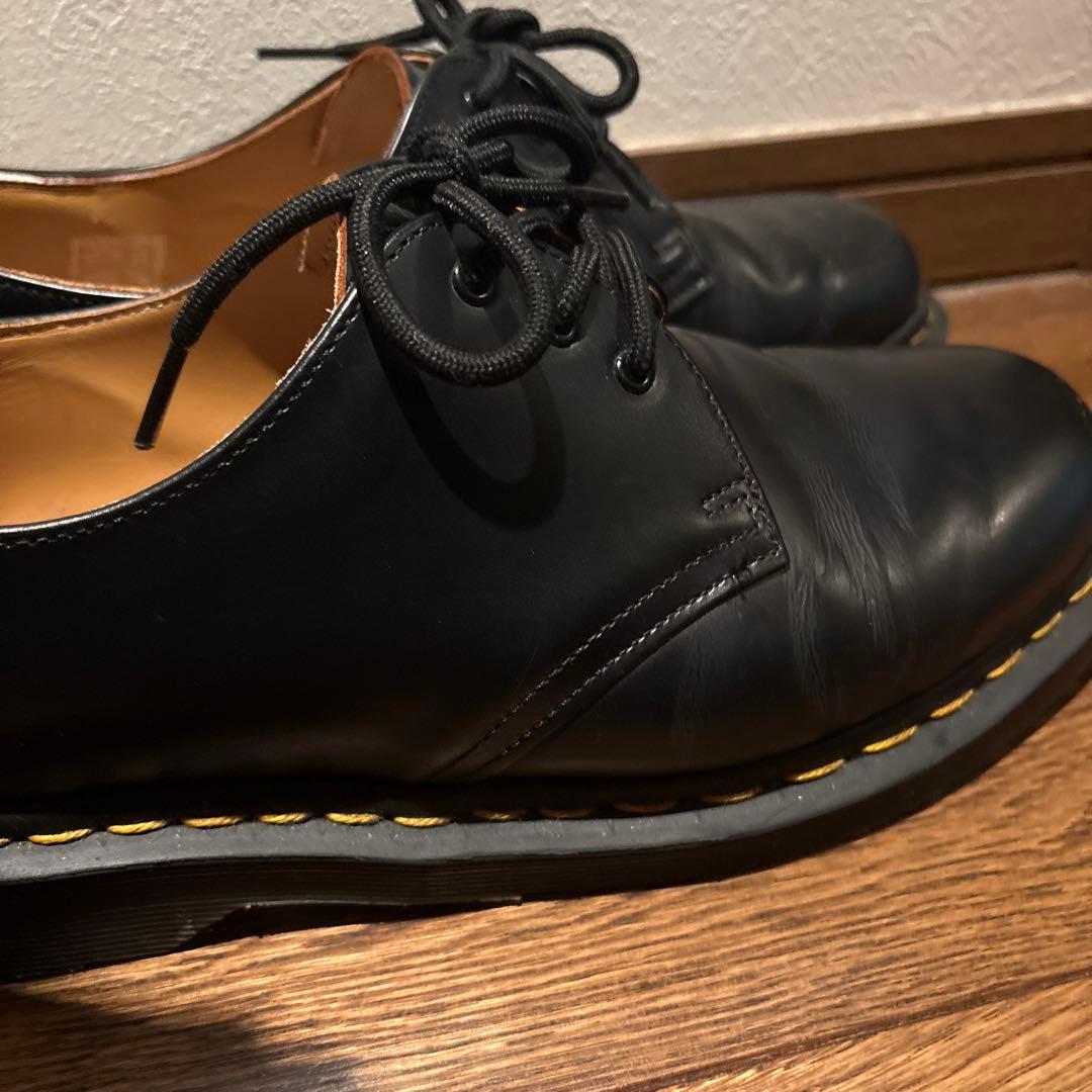 黒いレースアップシューズ