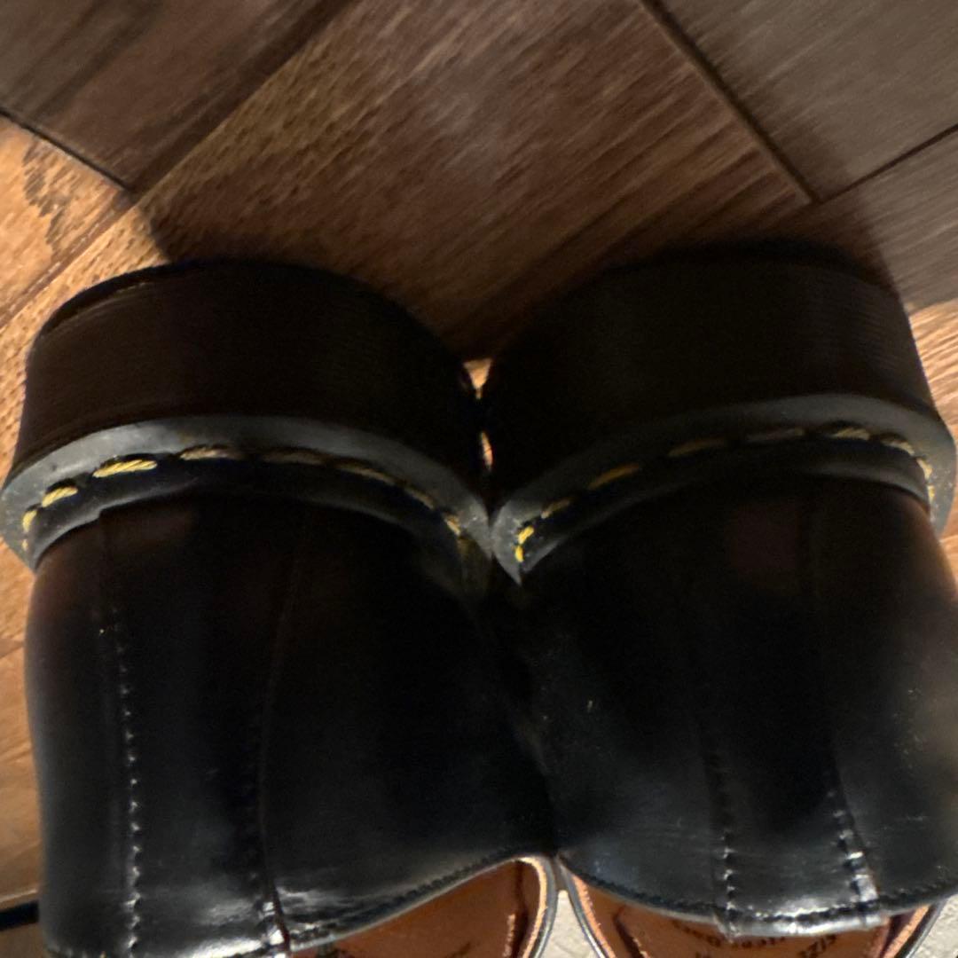 黒いレースアップシューズ