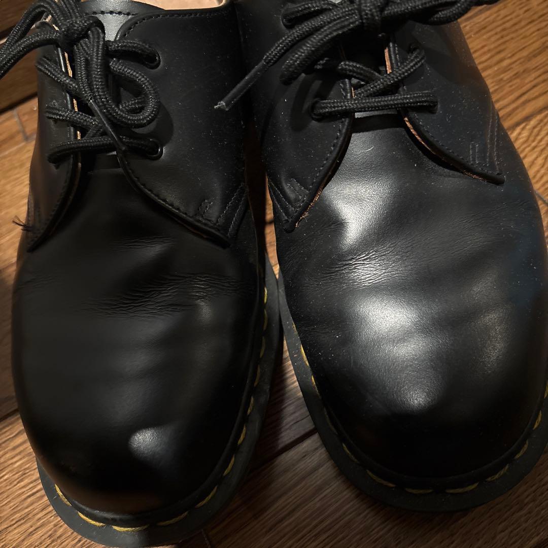 黒いレースアップシューズ