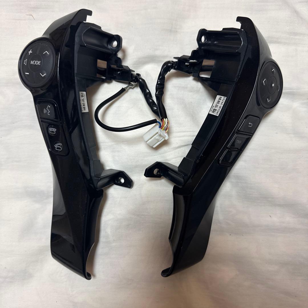 トヨタ　純正　プリウスα G's GR ステアリングスイッチ ブラック