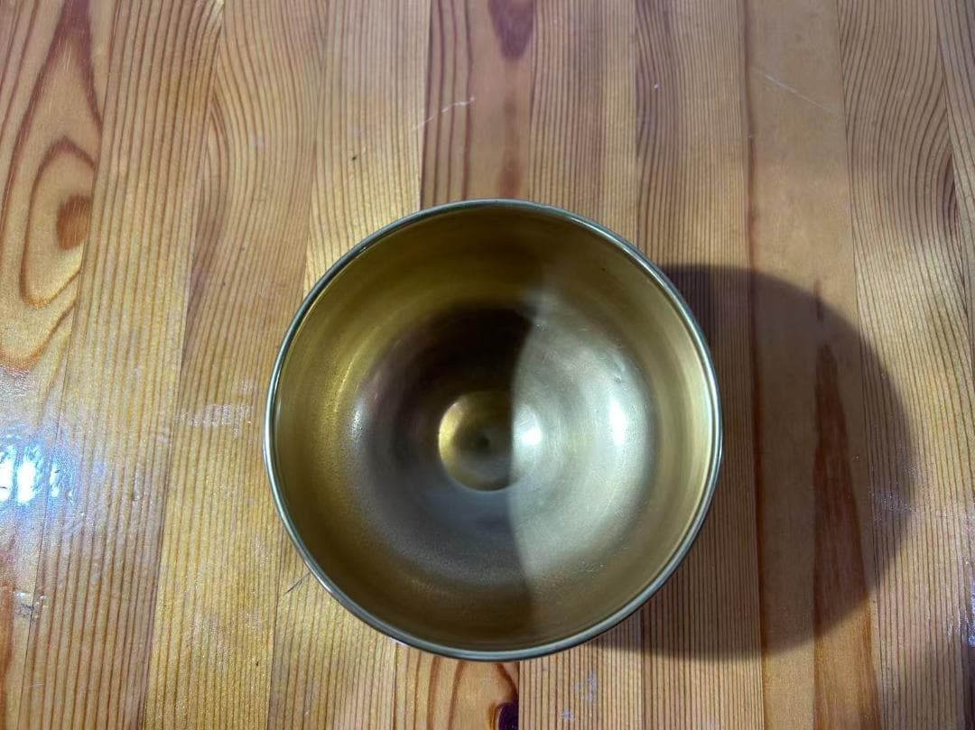 金色の漆器 椀 多彩な人物デザイン