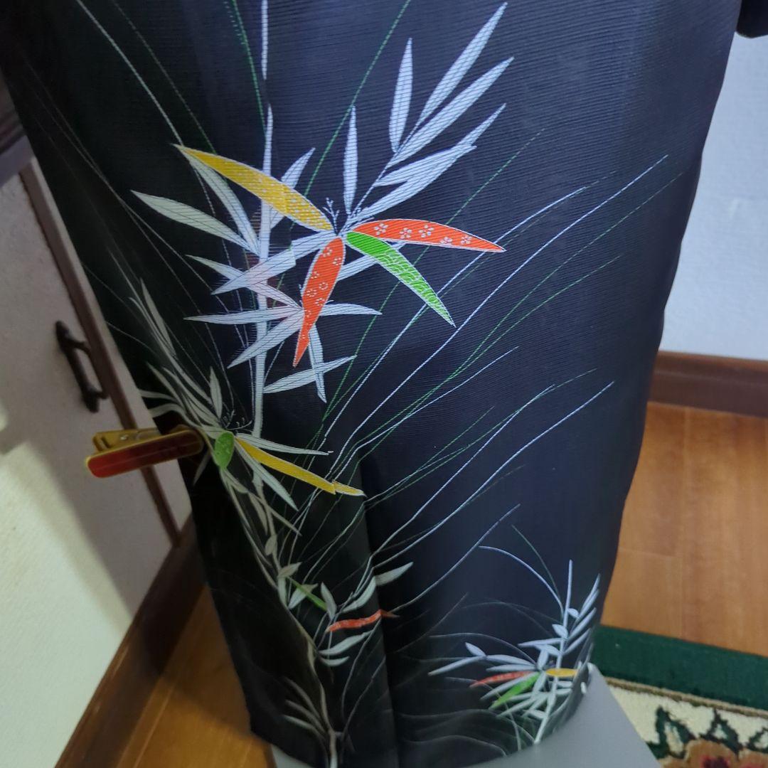 黒の地に清々しく描かれます笹竹が粋な絵模様を見せる洗える絽のお着物です