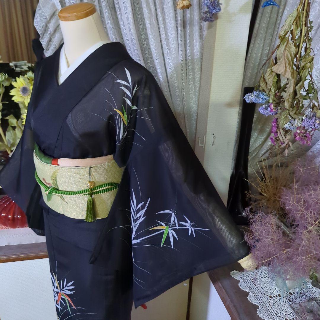 黒の地に清々しく描かれます笹竹が粋な絵模様を見せる洗える絽のお着物です
