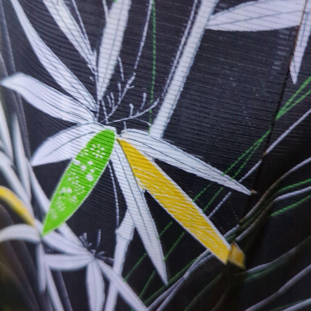 黒の地に清々しく描かれます笹竹が粋な絵模様を見せる洗える絽のお着物です