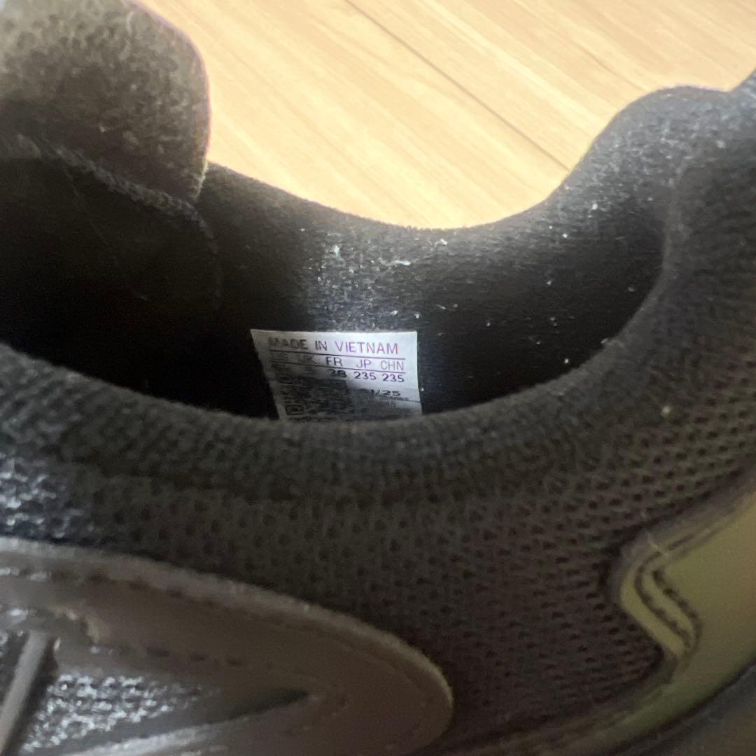 adidas ブラック スニーカー　オズガイア