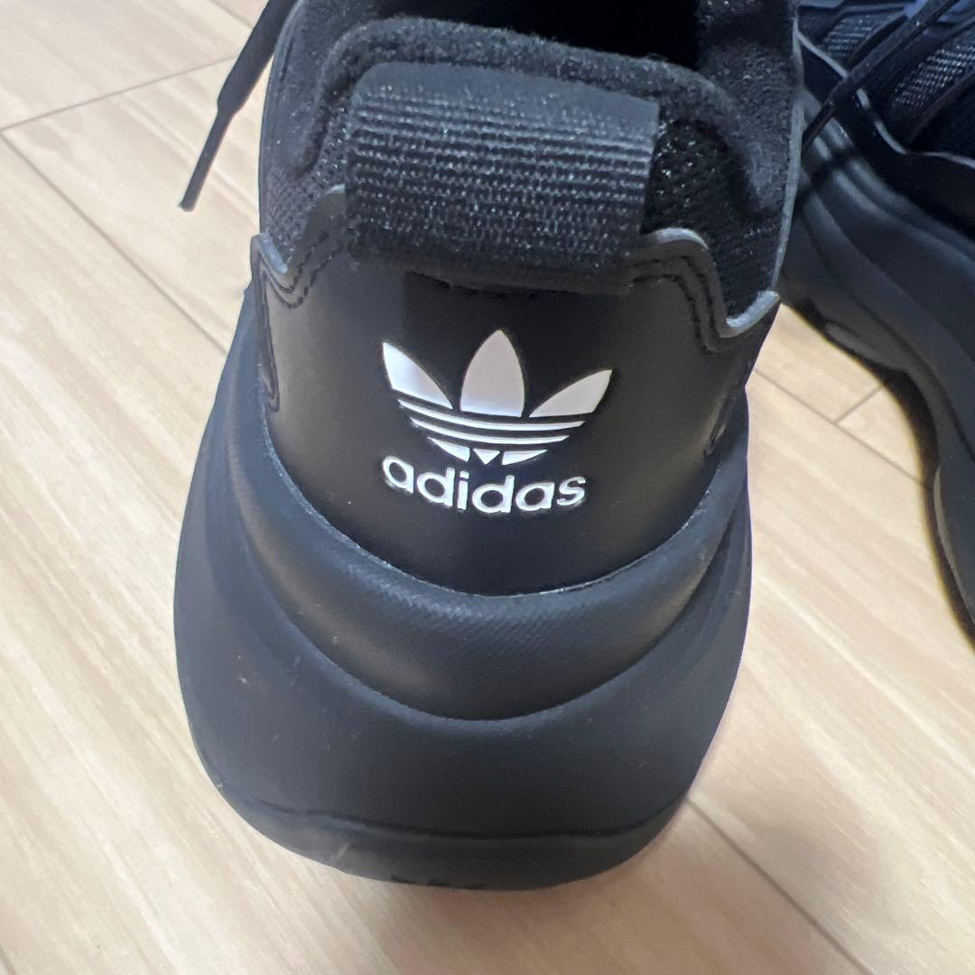 adidas ブラック スニーカー　オズガイア