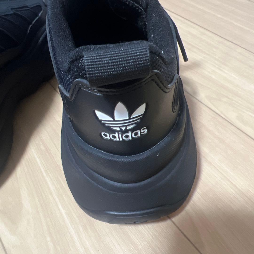 adidas ブラック スニーカー　オズガイア