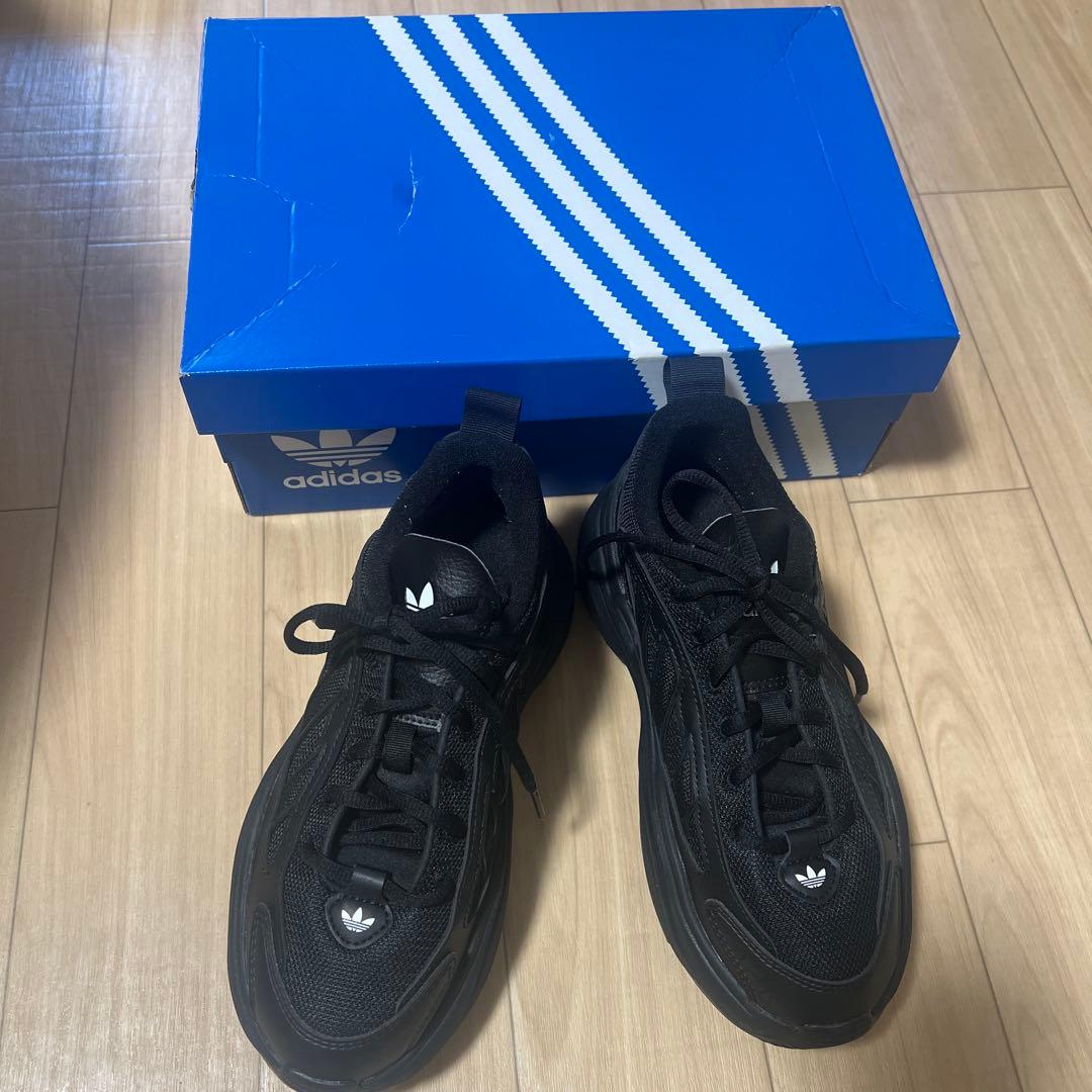 adidas ブラック スニーカー　オズガイア