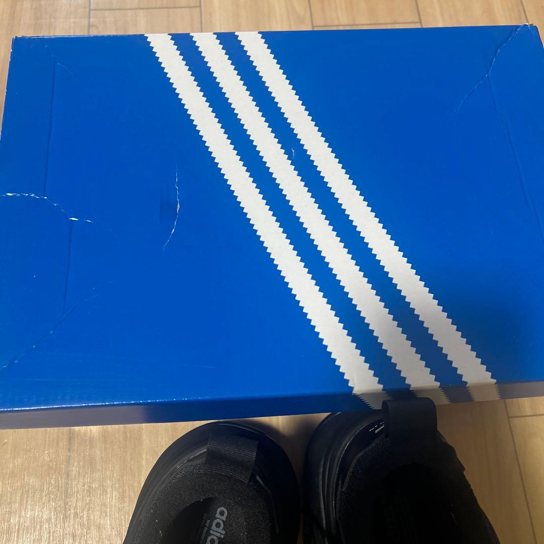 adidas ブラック スニーカー　オズガイア