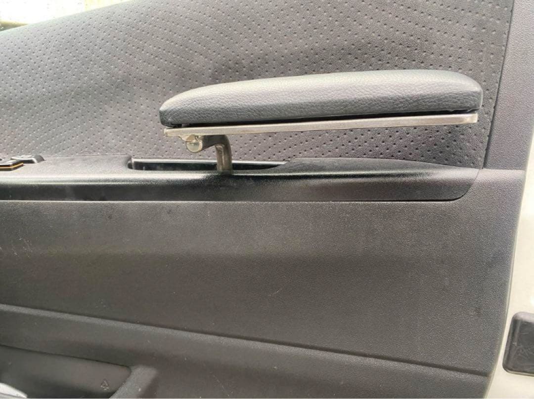 ハイエース200系　全グレード共通アームレスト　運転席側&助手席側　腕おき台