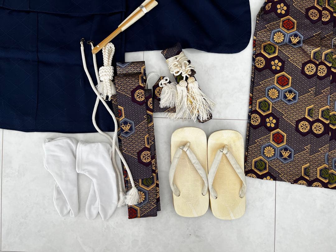 七五三　5歳　上質の正絹で上品なデザイン　羽織　袴、足袋、草履などのフルセット