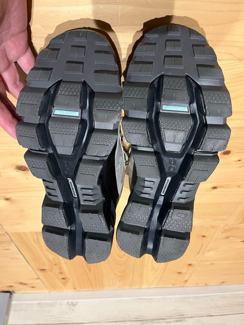 【美品】on オン スニーカー　防水　ウォータープルーフ　24センチ