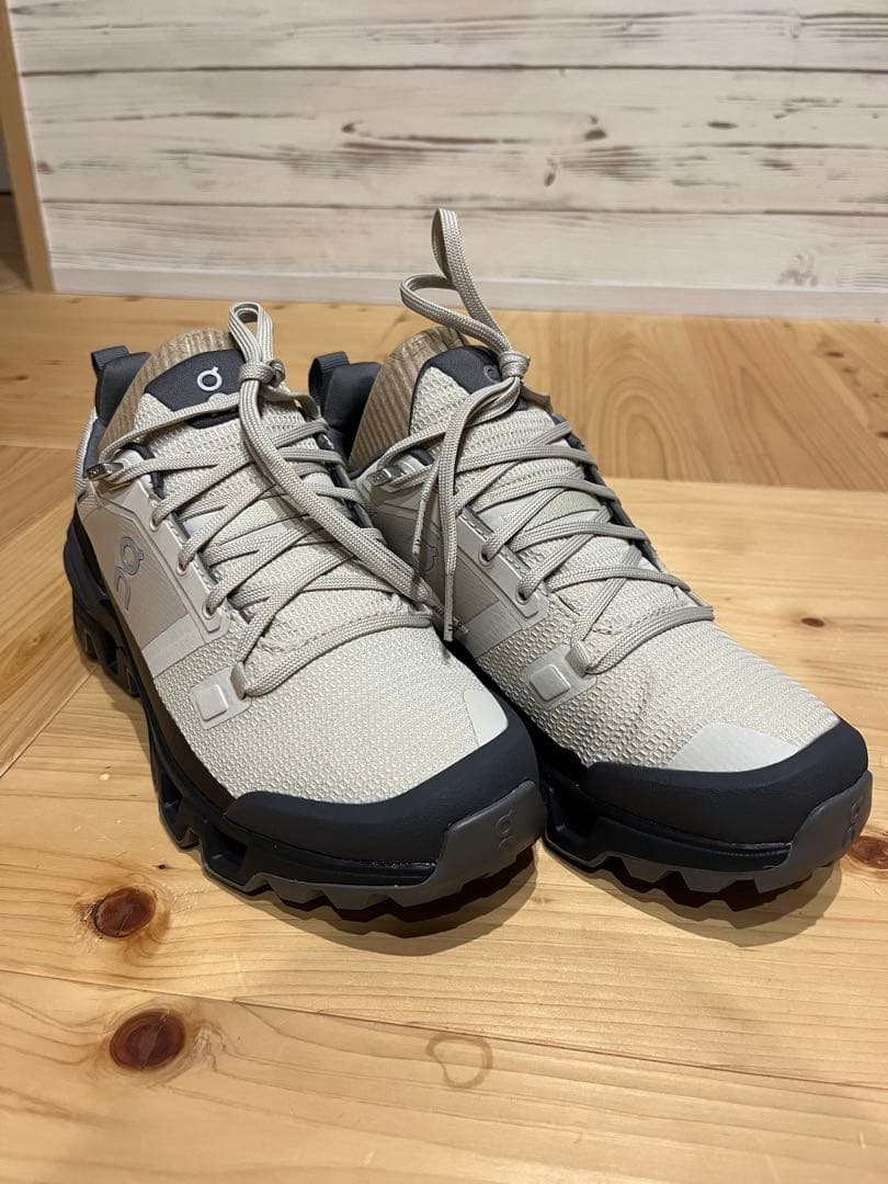 【美品】on オン スニーカー　防水　ウォータープルーフ　24センチ