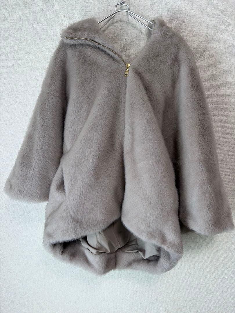 極美品　Vin エコファー フード付きケープコート グレージュ