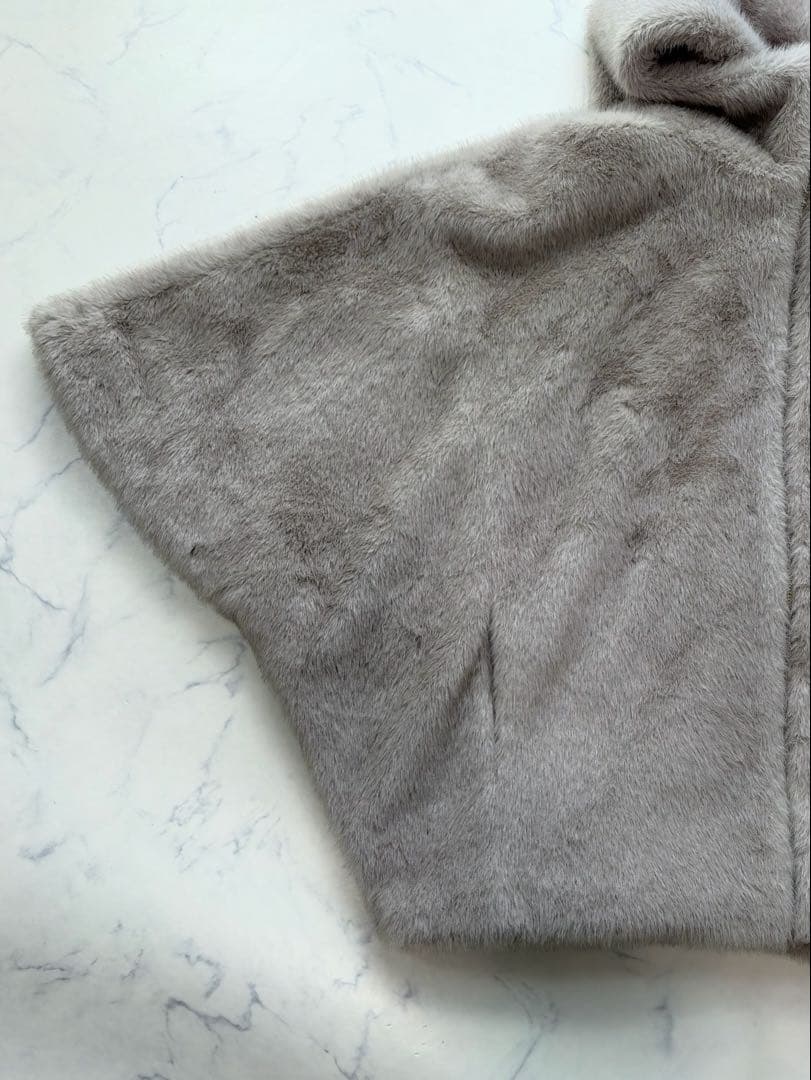 極美品　Vin エコファー フード付きケープコート グレージュ