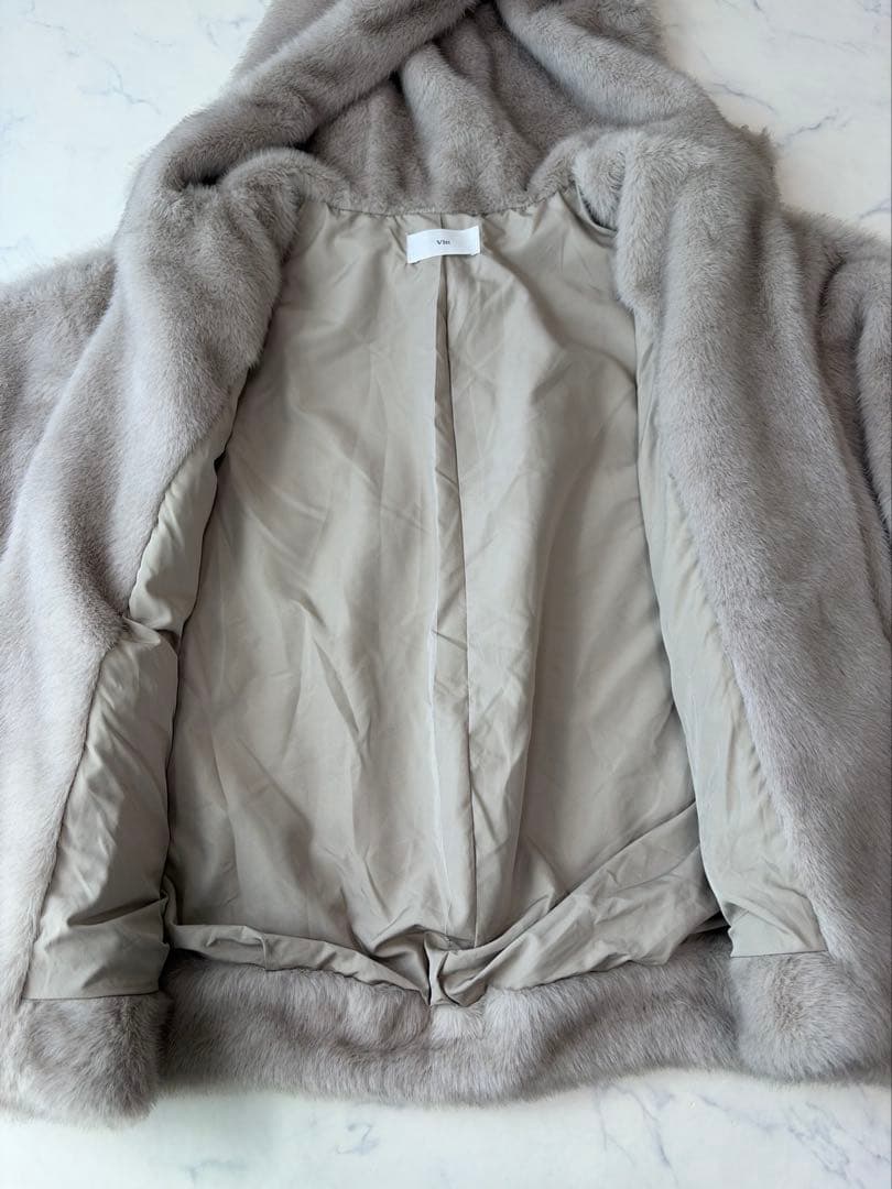 極美品　Vin エコファー フード付きケープコート グレージュ