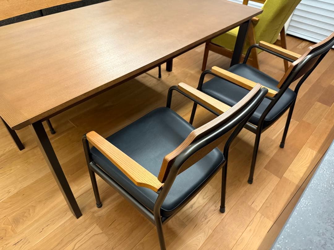 unico 木製アームチェア 黒クッション付き