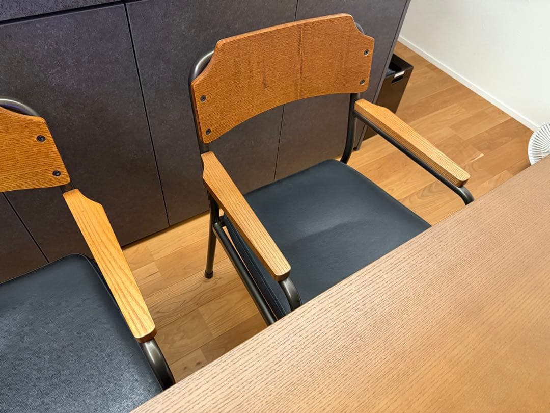 unico 木製アームチェア 黒クッション付き