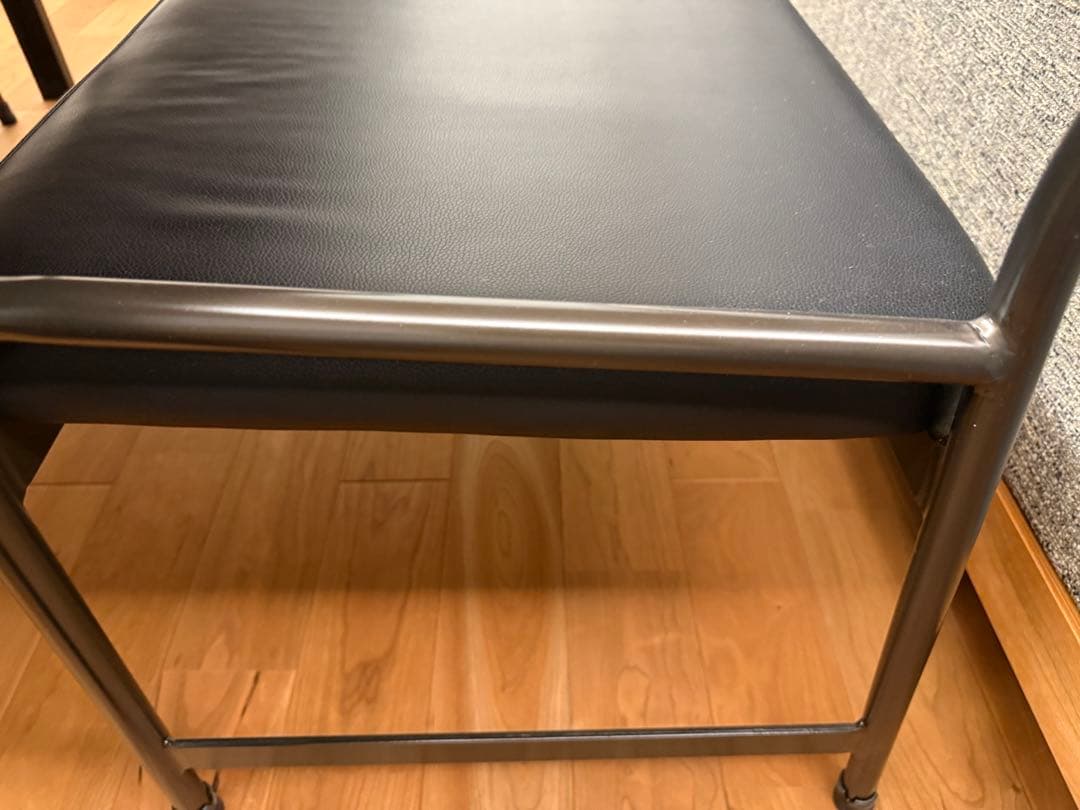 unico 木製アームチェア 黒クッション付き