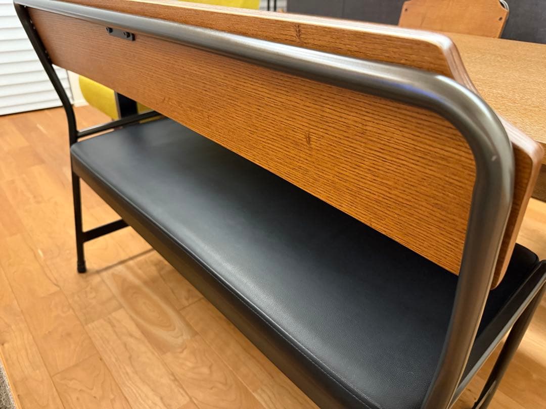 unico 木製アームチェア 黒クッション付き